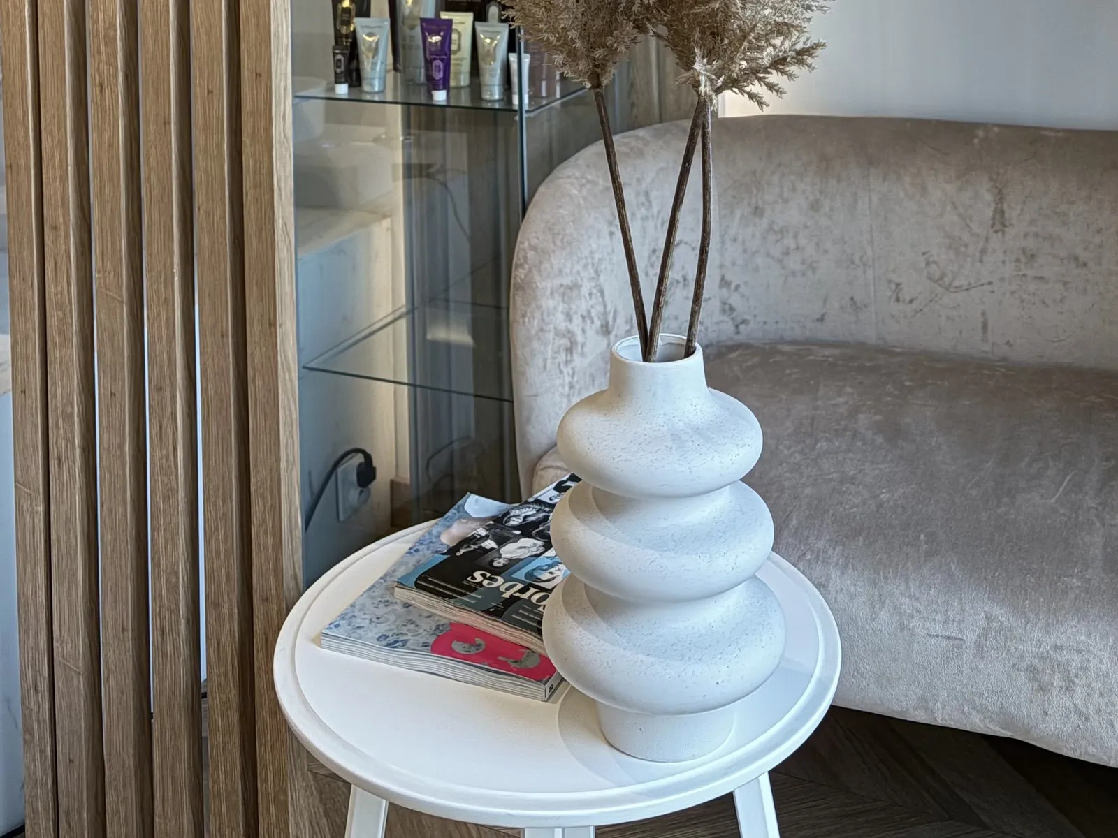 Wnętrze salonu Wonderful Beauty — przytulny kącik, ciepłe drewno, centrum Poznania