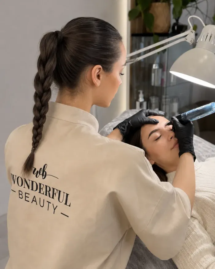 Makijaż permanentny brwi metodą pudrową w salonie Wonderful Beauty w Poznaniu